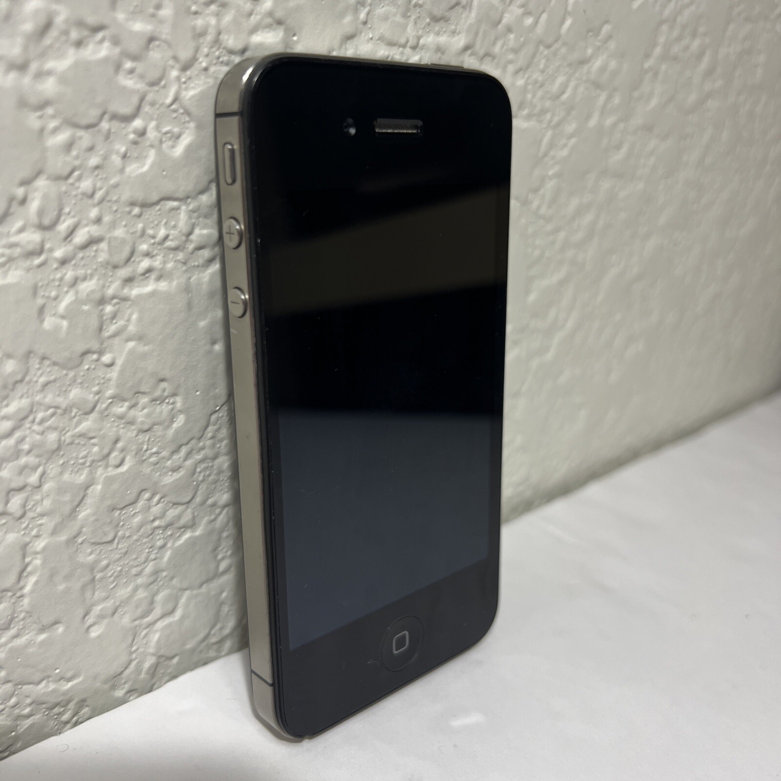 iPhone 4S – A1387 – Cosmetically Good Shape – Battery doesn’t work – Parts Only