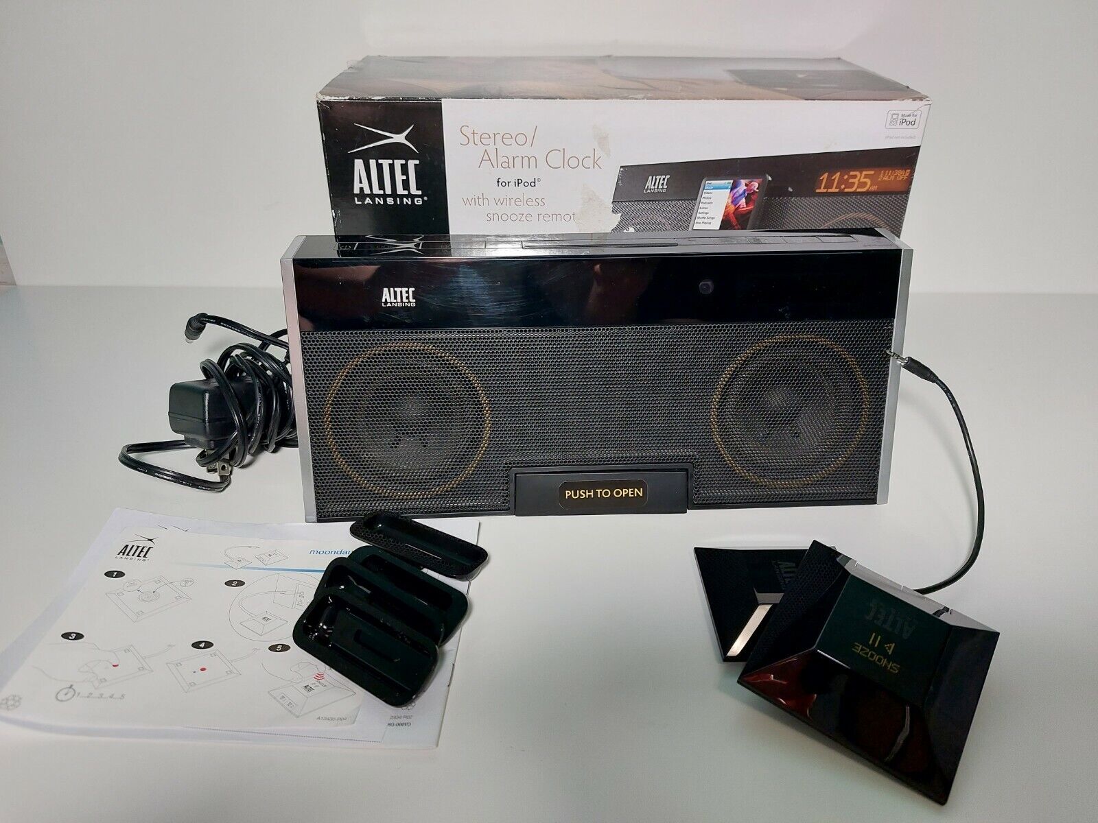 Altec Lansing M402 Stereo Alarm Clock Moondance Glow 30-PIN Apple Phone Dock