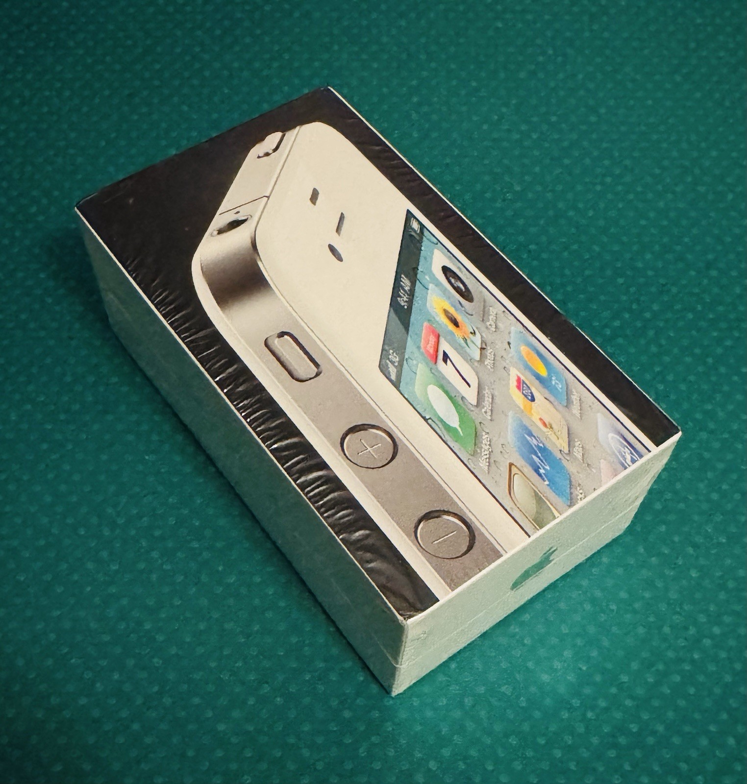 New Apple iPhone 4 16GB RARE – White A1332 Factory Sealed Collector’s Item NIB