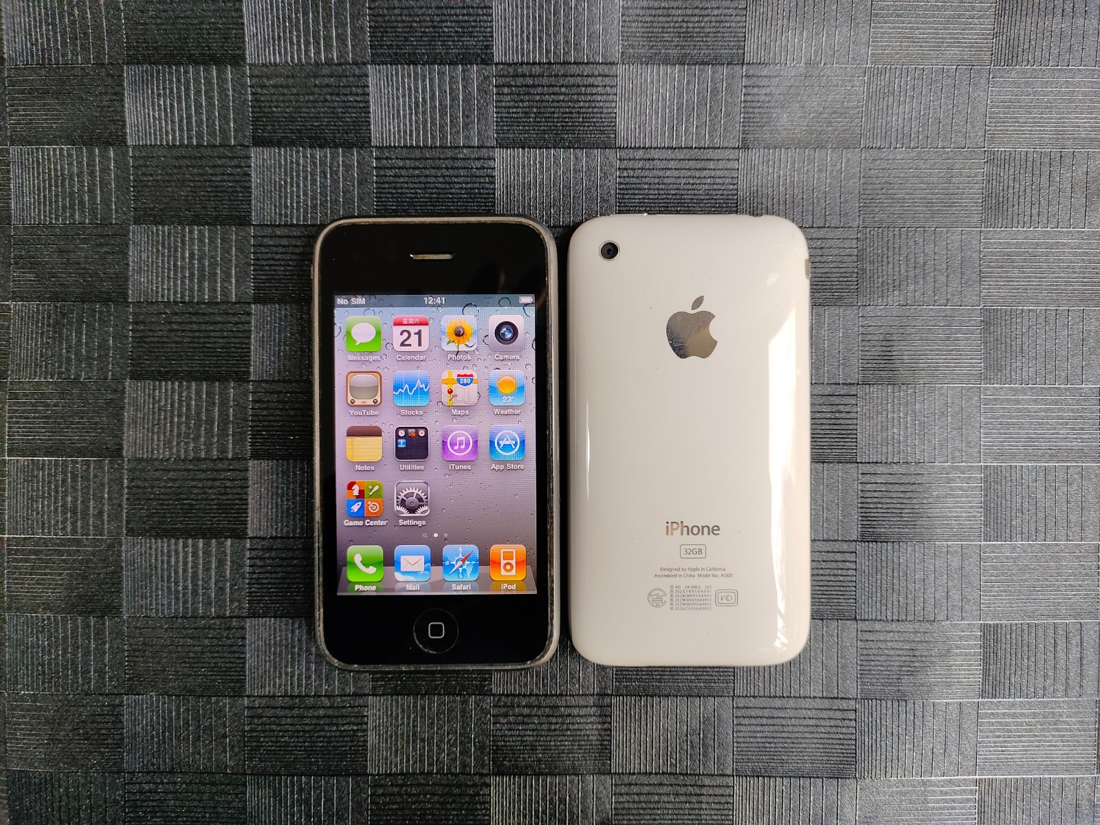 Apple iPhone 3GS (iPhone 3rd gen) 8/16/32GB Black/White UNLOCKED Good Condition