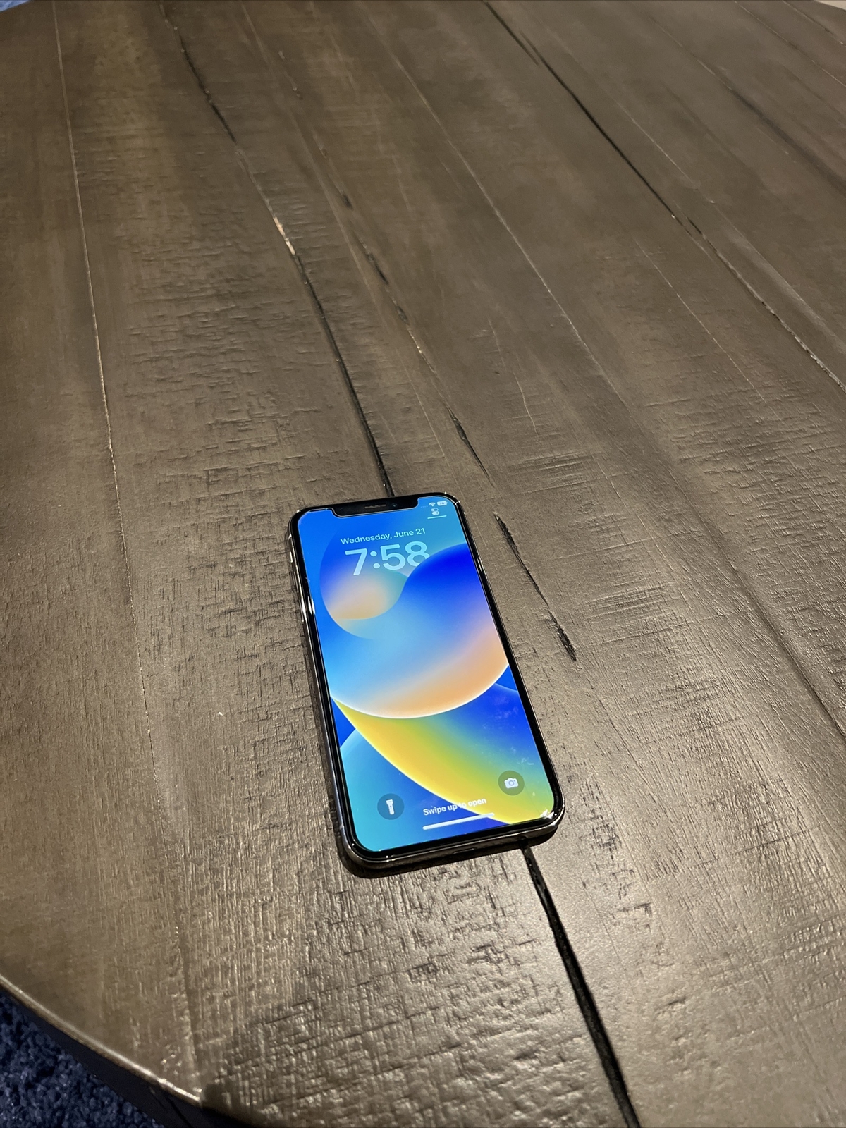Apple iPhone X – 64GB – Silver (Verizon) A1865 (CDMA + GSM)