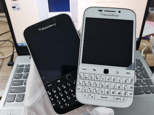 BlackBerry Classic Q20 3 Colors  16GB 4G LTE Unlocked Qwerty Keyboard Phone