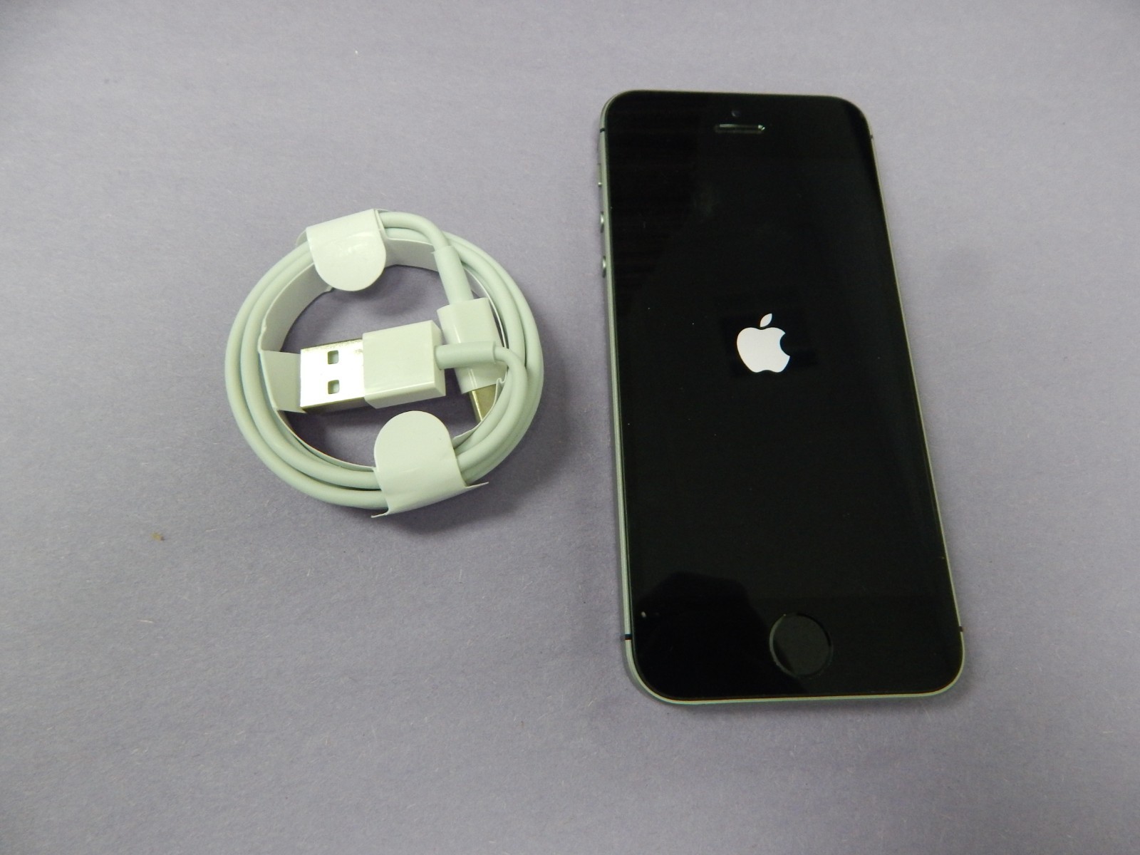 Apple iPhone SE 1ST Gen A1662 32GB (Unlocked) GRAY 90% BH FREE BUNDLE/SHIP