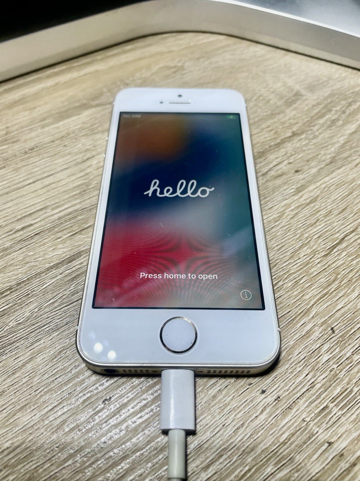 Clean Apple iPhone SE (1st Generation) Unlocked, Gold VGC