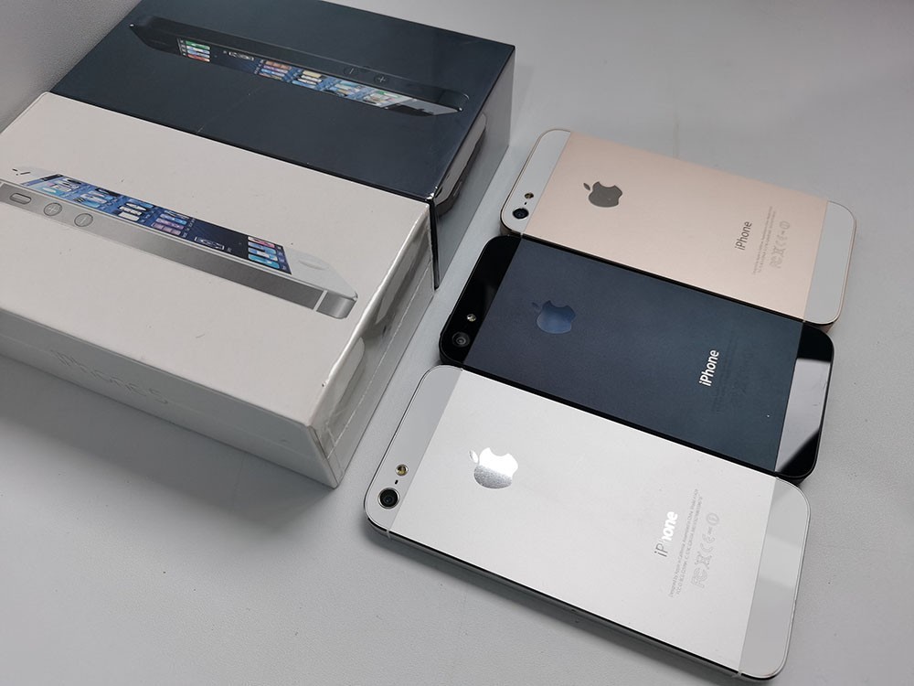 Apple iPhone 5 – Unlocked 16GB / 32GB – iOS 10 – Gold/Black/Silver With Box