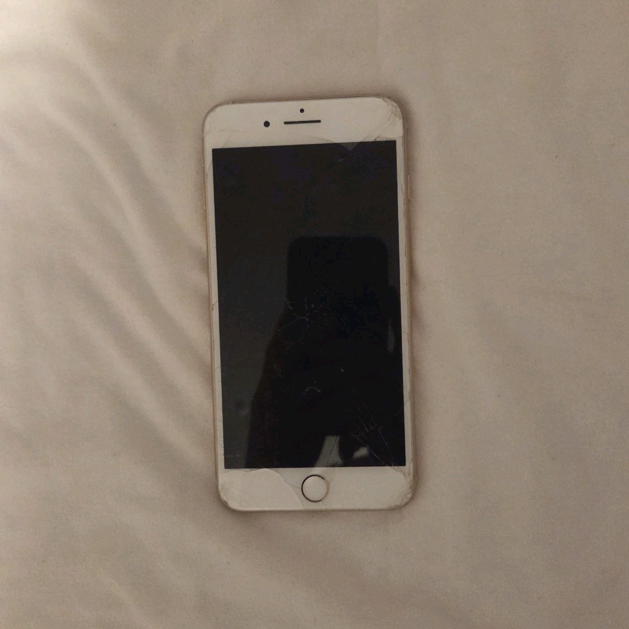 Apple iPhone 8 Plus – 64GB – Gold (Unlocked) CRACKED FRONT & BACK – FOR PARTS