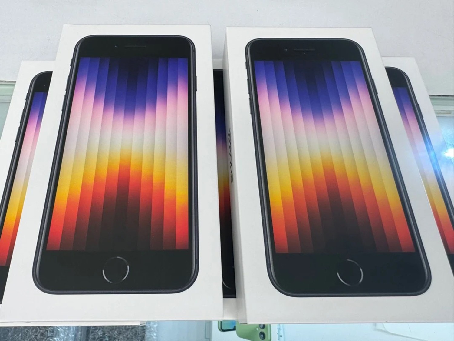 New in Sealed Box Apple iPhone SE3 3rd gen 2022 A2595 USA UNLOCKED Smartphone
