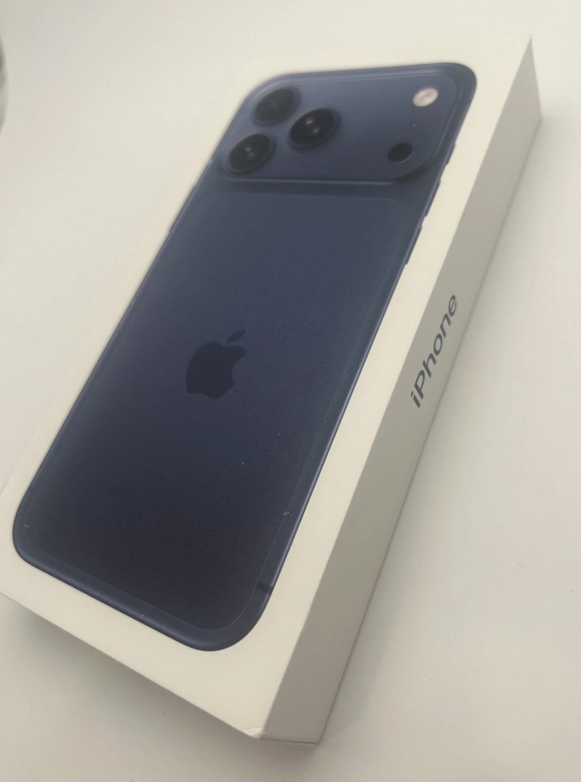 Apple iPhone 17 Pro Max – 256 GB – Deep Blue (Unlocked)