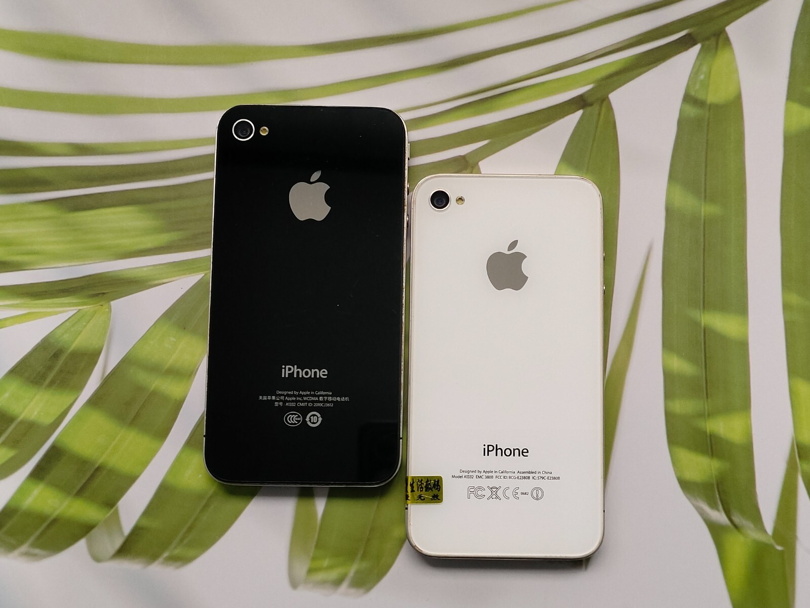 Original Apple iPhone 4/4s 8/16/32/64GB Fully UNLOCKED Black/White